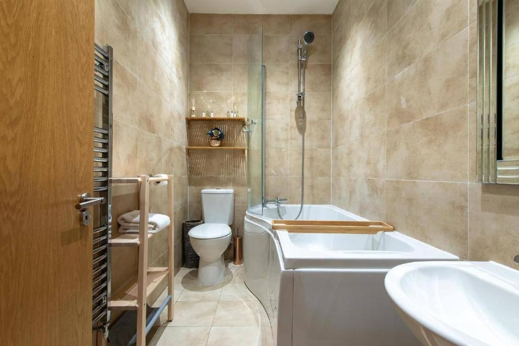 The Most Central Apartment In Canterbury Stunning Interiors, Fully Equipped, City Views And Free Wifi! Exterior foto
