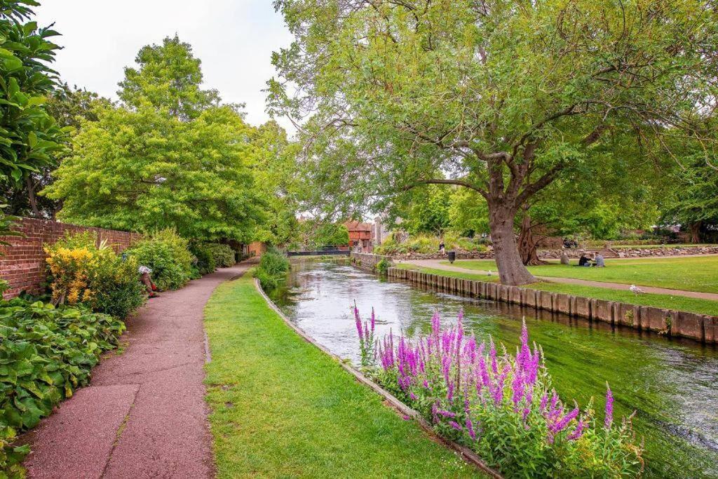 The Most Central Apartment In Canterbury Stunning Interiors, Fully Equipped, City Views And Free Wifi! Exterior foto